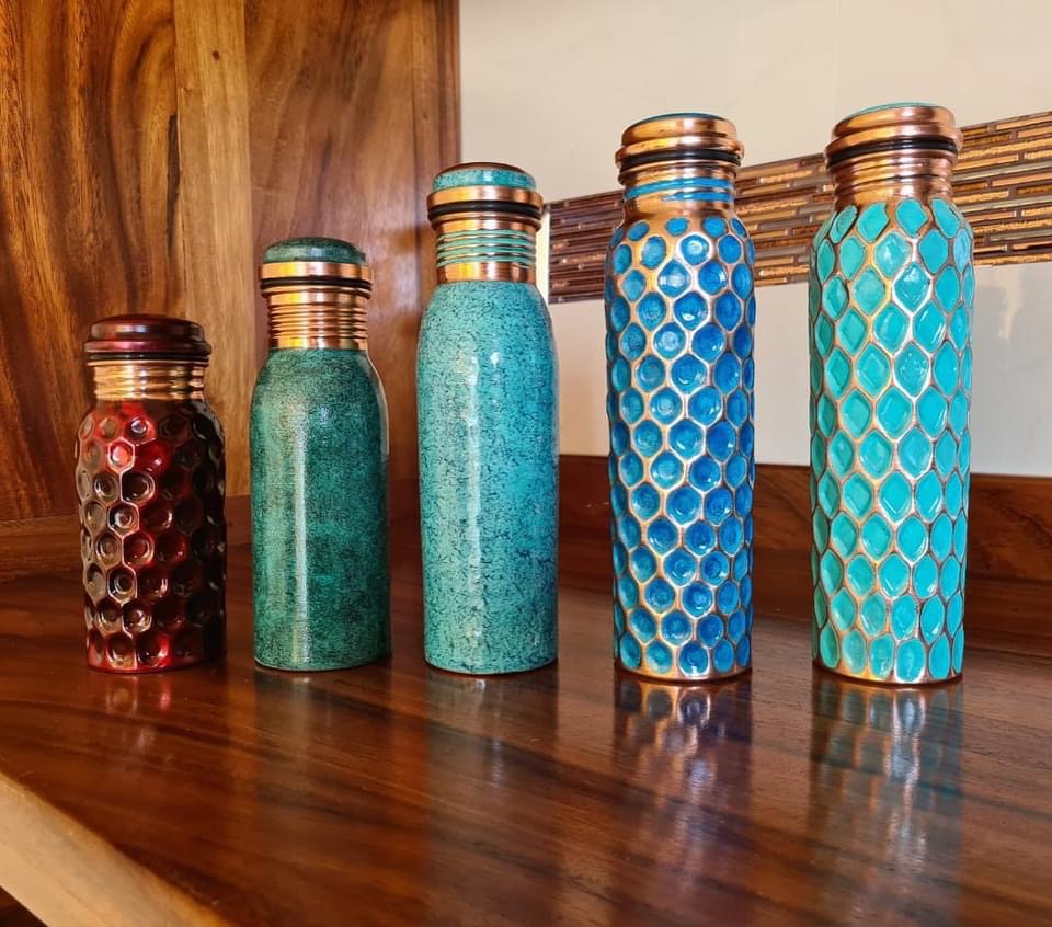 Termos de cobre martillado con pátinas turquesa y rojo.